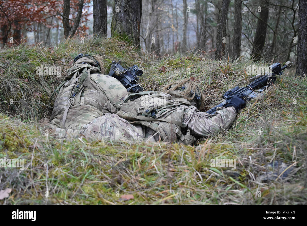 Des soldats américains avec 1er Escadron, 2e régiment de cavalerie se couvrir pendant l'exercice Allied Esprit VII à la 7ème commande d'entraînement de l'armée, de formation du Hohenfels Allemagne, 16 novembre 2017. Environ 4 050 militaires de 13 nations participent à l'exercice du 30 octobre au 22 novembre 2017. Spirit est un allié de l'armée américaine l'Europe-dirigé, 7ATC-mené un exercice multinational série conçue pour développer et renforcer l'OTAN et partenaire clé de l'interopérabilité et l'état de préparation. (U.S. Photo de l'armée par Gertrud Zach) Banque D'Images