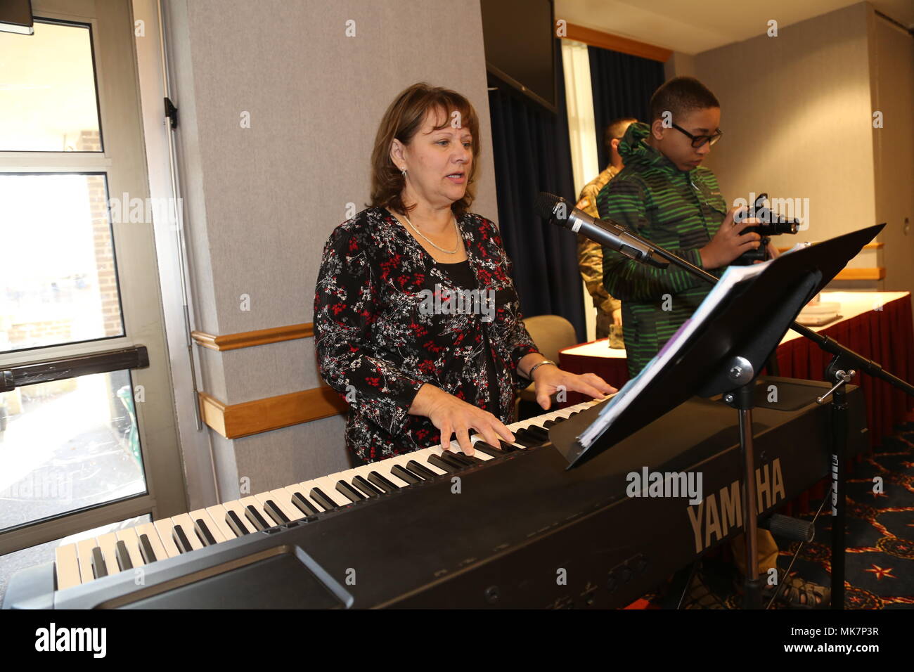 Le déjeuner de prière de la Journée des anciens combattants à Fort McCoy est un rassemblement commémoratif annuel honorant les anciens combattants des États-Unis. Le 9 novembre 2017, la musique a été jouée dans le cadre du programme prévu à Fort McCoy, Wisconsin. L'image d'archive enregistre la représentation cérémonielle pendant l'événement communautaire de l'installation. Banque D'Images