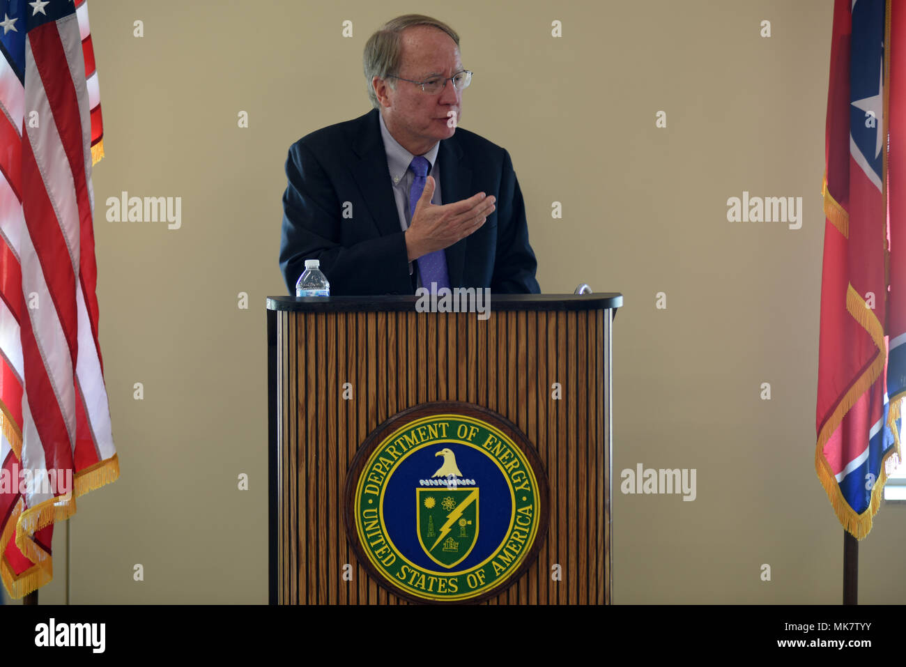 Le lieutenant-général (ret.) Frank G. Klotz, Département américain de l'énergie sous-secrétaire pour la sécurité nucléaire et la National Nuclear Security Administration, l'administrateur parle au cours de l'inauguration du nouveau bâtiment de soutien de la construction le 20 novembre 2017 au complexe de sécurité nationale Y-12 dans la région de Oak Ridge, au Tennessee Les trois étages, 64 800 pieds carrés offrira une combinaison de bureaux et des entrepôts et est la première structure permanente construite dans le cadre du projet d'installation de traitement de l'uranium. (Photo par USACE Leon Roberts) Banque D'Images