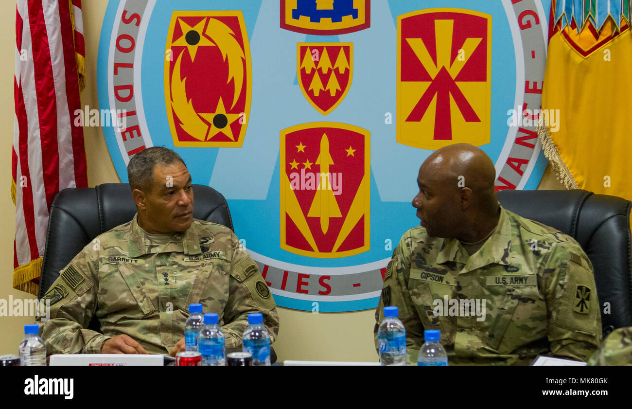 Le lieutenant-général Michael Garrett, général commandant de l'armée américaine, Central parle avec le colonel Isaac Gipson, Top Chef de brigade, lors d'une mission donnée par les soldats et officiers de l'encoche supérieure Brigade à Al Udeid Air Base au Qatar le 18 novembre. Le mémoire des points focaux ont été la mission, les tâches, et l'objet d'opérations au Moyen-Orient. (Photo prise aux États-Unis par la CPS. Joshua P. Morris, U.S. ARCENT PAO) Banque D'Images