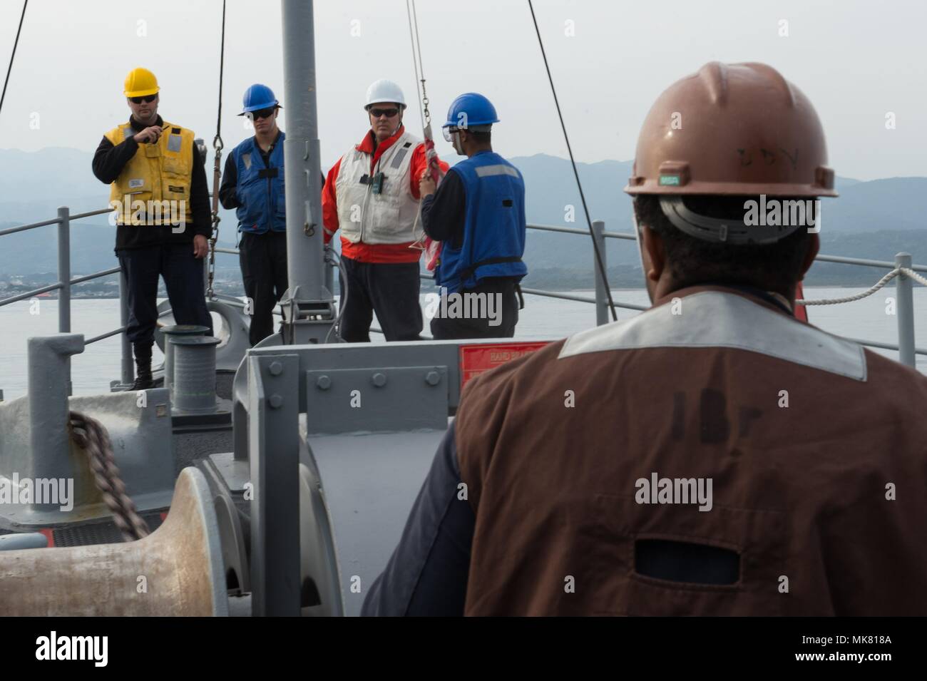 171125-N-IO414-039 HOSOSHIMA, Japon (nov. 25, 2017) l'ancrage inférieur marins lors d'une évolution d'ancrage à bord de la classe Avenger lutte contre le USS Chef (MCM) 14. Chef participera à l'exercice de lutte contre les mines bilatérales annuelles 3JA avec la Force japonaise d'autodéfense maritime afin d'accroître la compétence et l'interopérabilité dans l'exploitation. MCM (U.S. Photo par marine Spécialiste de la communication de masse 2e classe Jordanie Crouch/libérés) Banque D'Images