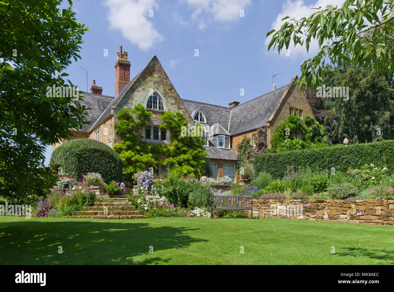 Coton Manor, un manoir du 17ème siècle, entouré de jardins paysagers et ouvert au public ; coton, Northamptonshire, Angleterre Banque D'Images