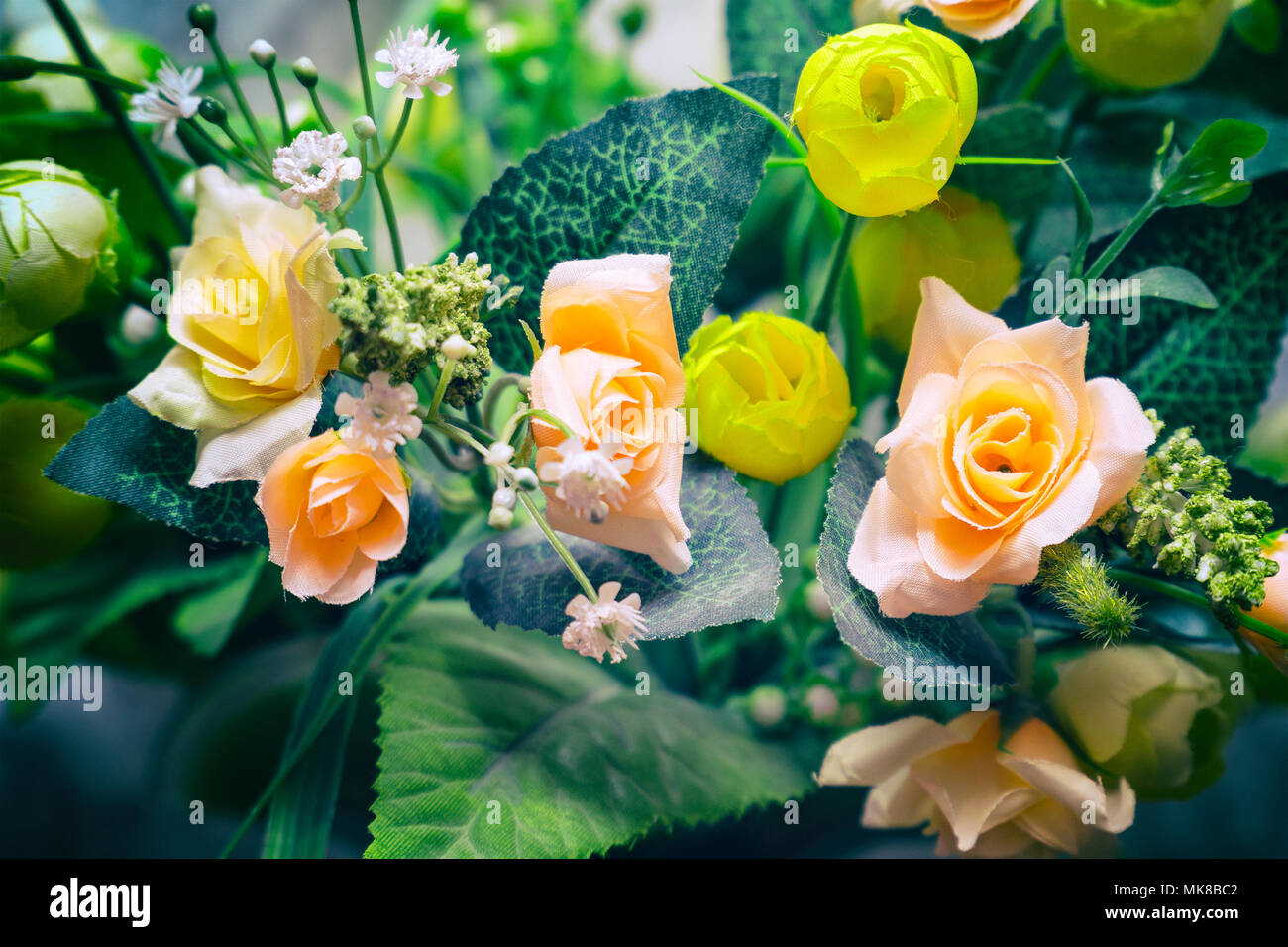 Bouquet de fleurs artificielles différents Banque D'Images