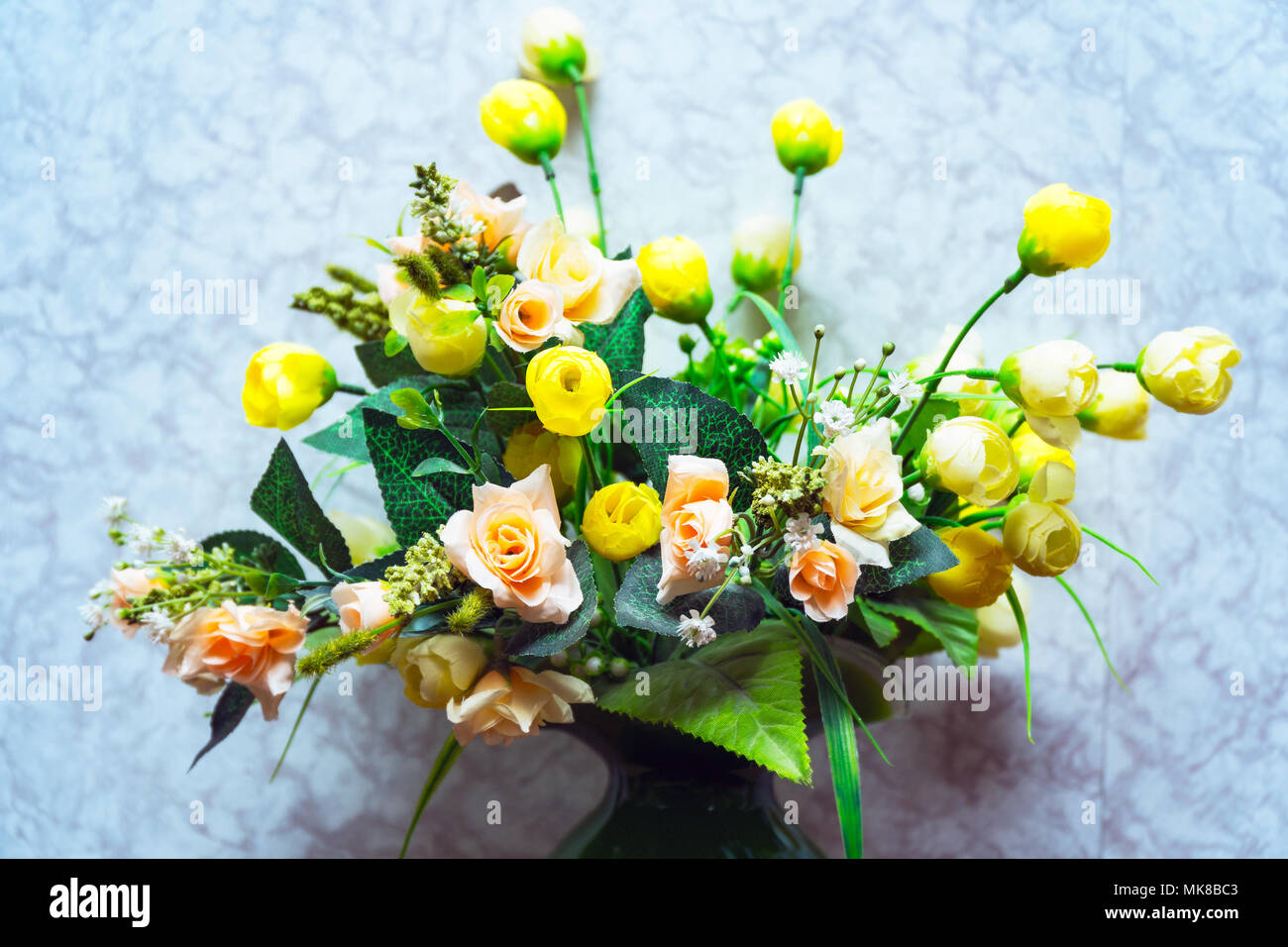 Bouquet de fleurs artificielles différents Banque D'Images