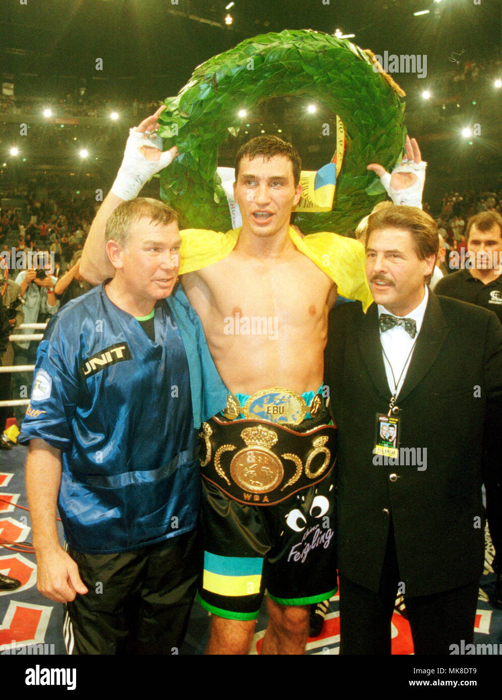 Boxe : Kšln Arena Cologne Allemagne 25.9.1999, championnat d'Europe de l'UER lutte Axel Schulz (GER) vs Wladimir Klitschko (UKR) --- Wladimir Klitschko soulève la victoire couronne de laurier, à gauche Fritz Sdunek Banque D'Images