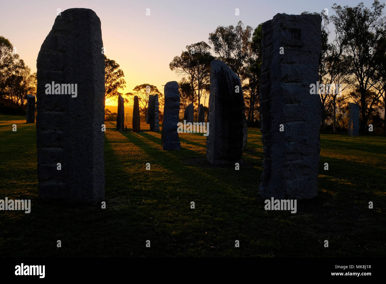 Australian menhirs au crépuscule à Glen Innes en Nouvelle Galles du Sud, Australie, inspiré par l'anneau de Shetlands en Ecosse est Orcades. Banque D'Images