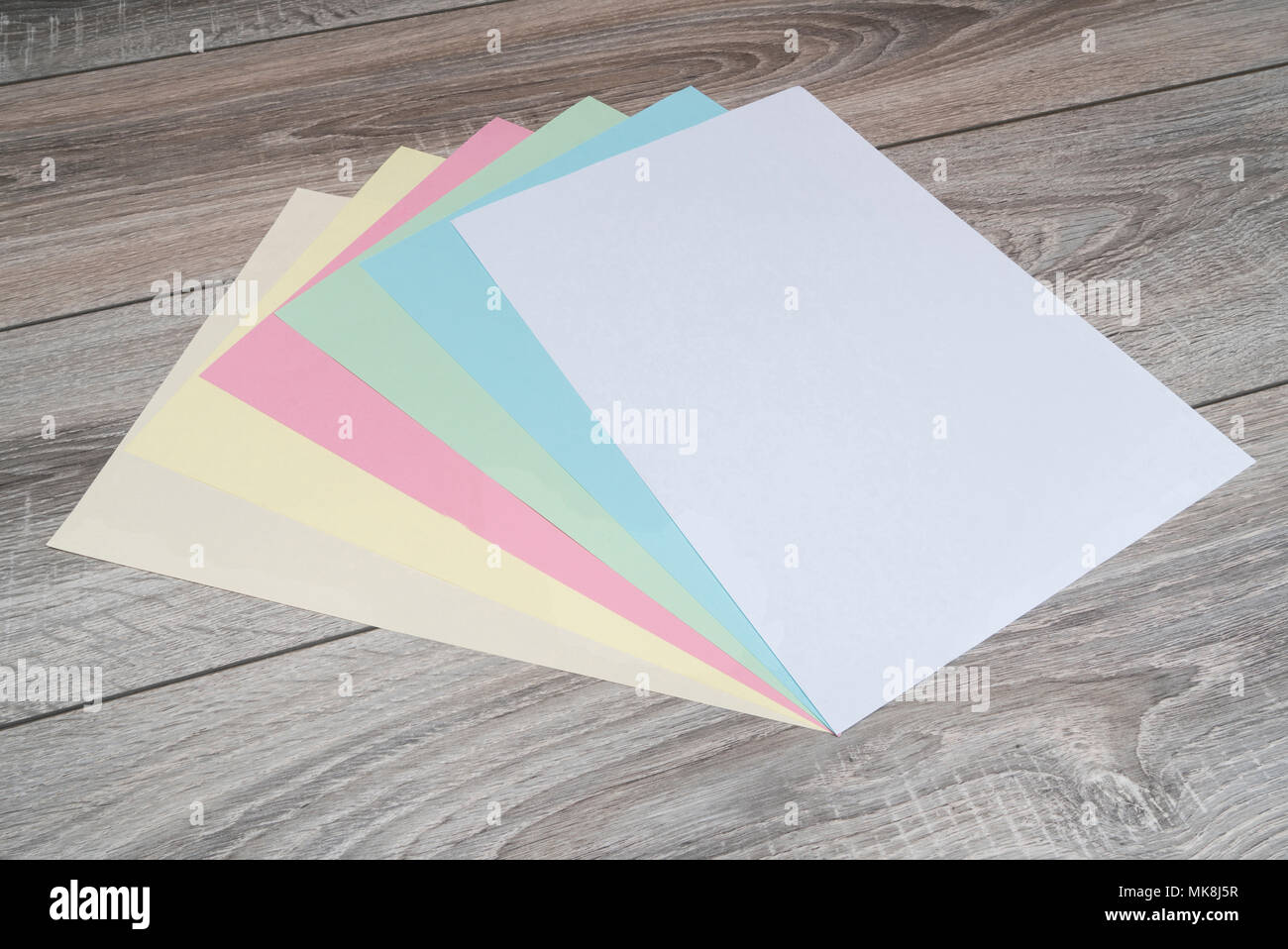Feuilles de papier couleur sur une table en bois Banque D'Images