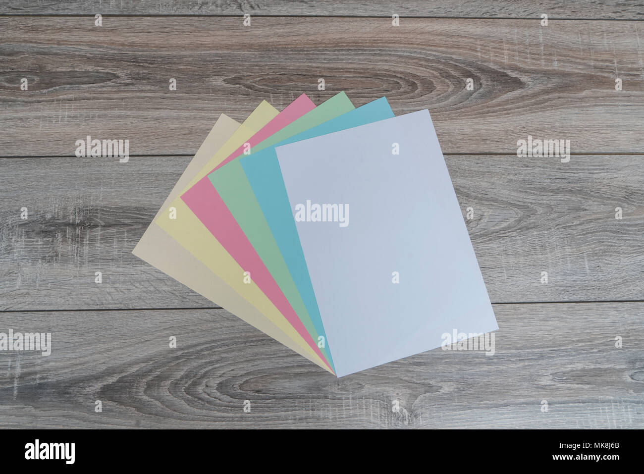 Feuilles de papier couleur sur une table en bois Banque D'Images