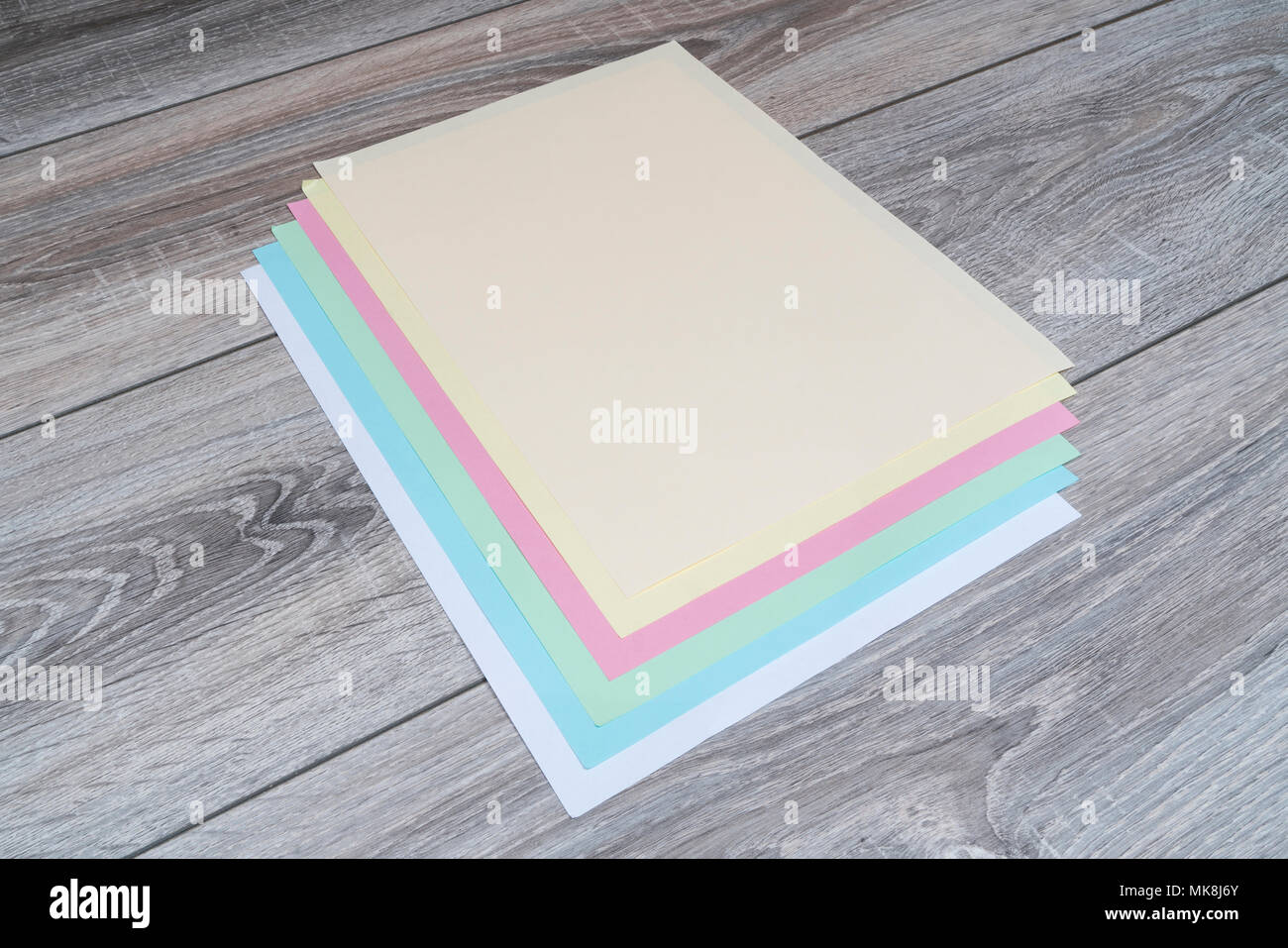 Feuilles de papier couleur sur une table en bois Banque D'Images