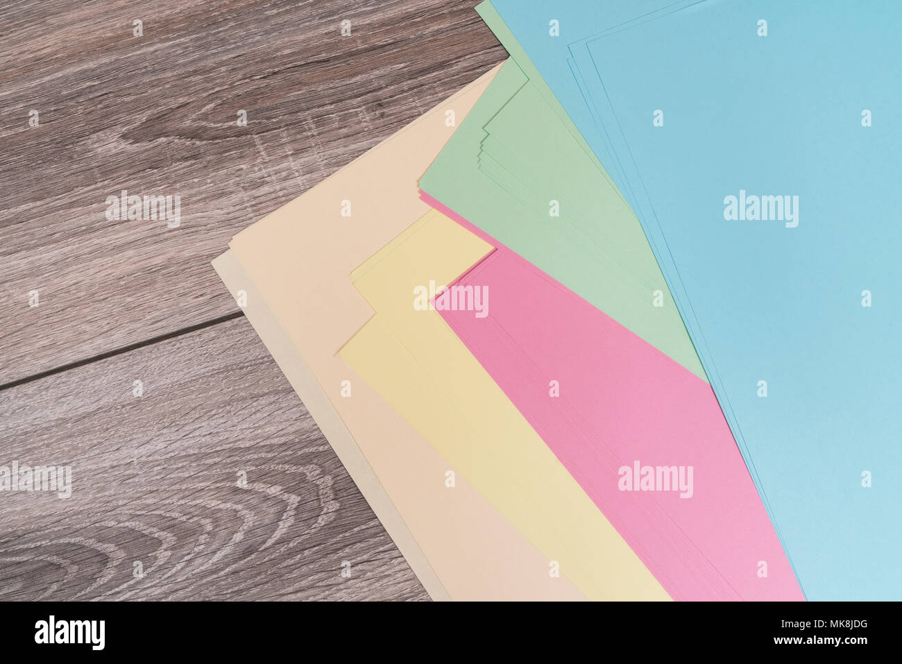 Feuilles de papier couleur sur une table en bois Banque D'Images