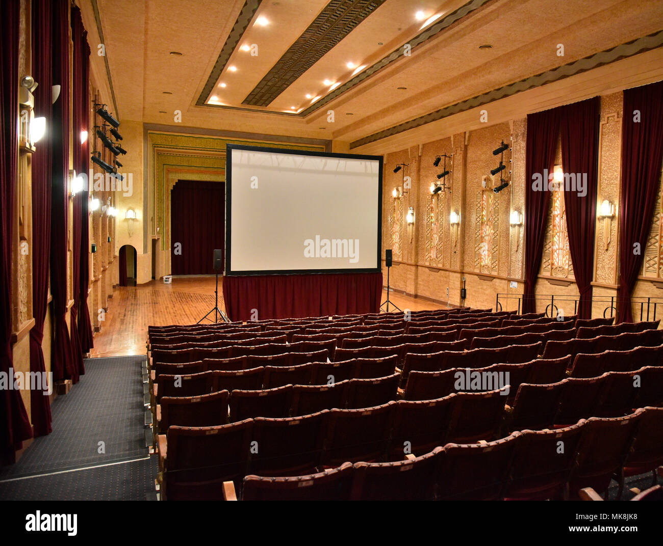 Intérieur de la Roxy Theatre et cafe grec dans bingarra en Nouvelle Galles du Sud, l'Australie avec un écran de projection mis en place temporairement pour films Banque D'Images