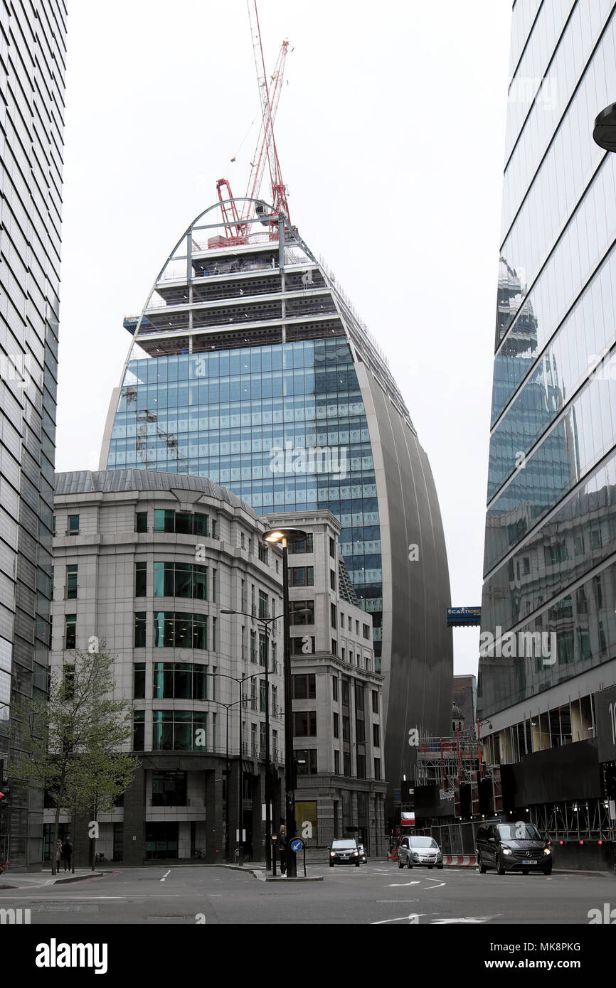 Vue sur 'Peut de Cham' gratte-ciel conçu par Foggo Associates en construction à 60 - 70 St Mary Axe en 2018 dans la ville de London UK KATHY DEWITT Banque D'Images