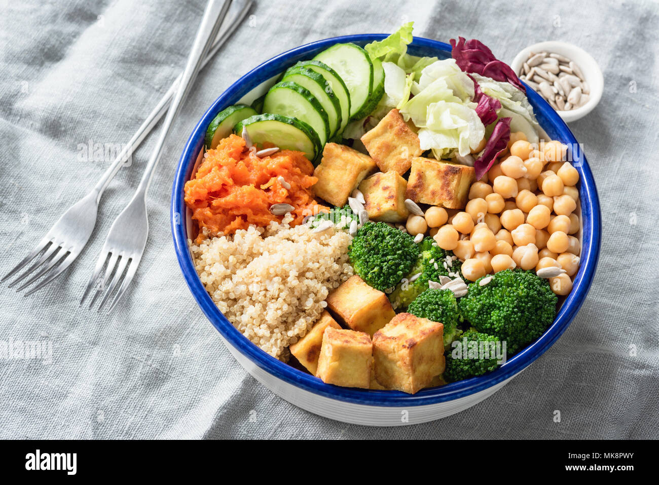 Bol bouddha nourrissante avec le tofu, le quinoa et les légumes. La saine alimentation, mode de vie sain, l'alimentation végétalienne, régime végétarien, concept de vie moderne. Col Banque D'Images