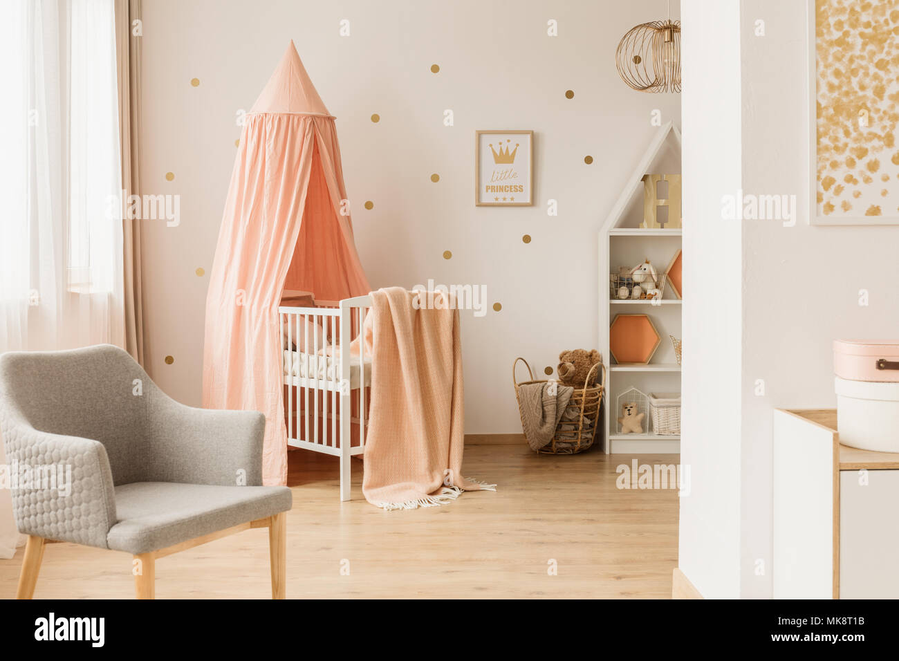 Lit Bebe En Bois Blanc Avec Rose Pastel Permanent De La Canopee Dans Des Nouveau Ne Avec De L Interieur Et President Gris Points Dores Sur Le Mur Photo Stock Alamy