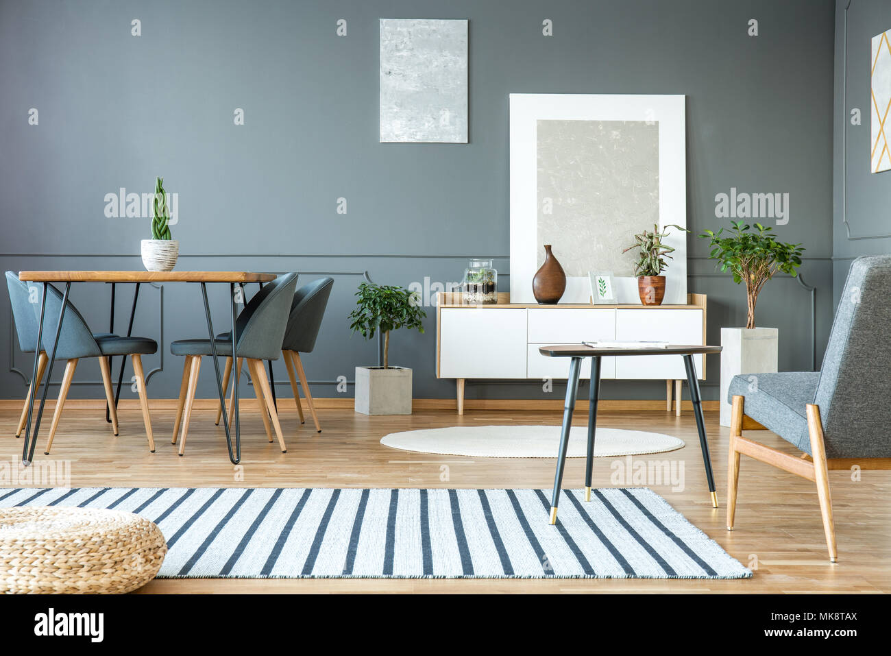 Tapis Rayé Sur Pouf En Gris Avec Des Peintures Dintérieur
