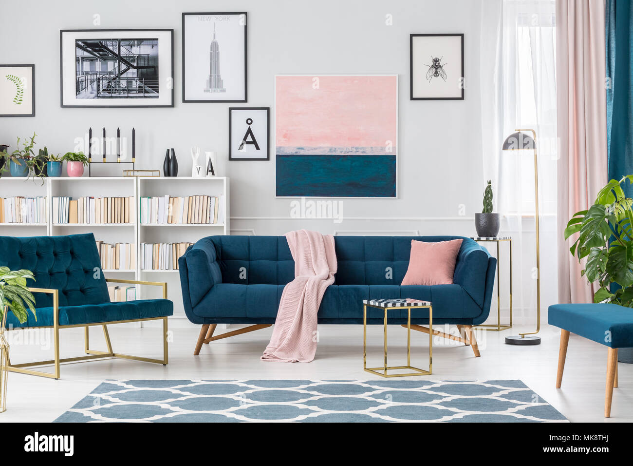 à Côté De La Lampe De Table Bleu Marine Contre Le Mur Avec La