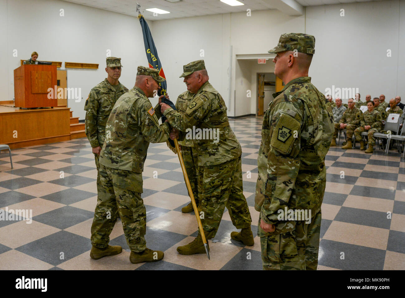 Le Colonel Robert Hepner, commandant de garnison sortant Fort Indiantown Gap National Guard Training Center, New Jersey Army National Guard, reçoit le commandement de couleurs Le Sgt. Le major Thomas Buck lors de l'installation de la cérémonie de passation de commandement du 18 novembre à Fort Indiantown Gap, Pennsylvanie (É.-U. La Garde nationale de l'armée photo par le Sgt. Zane Craig) Banque D'Images