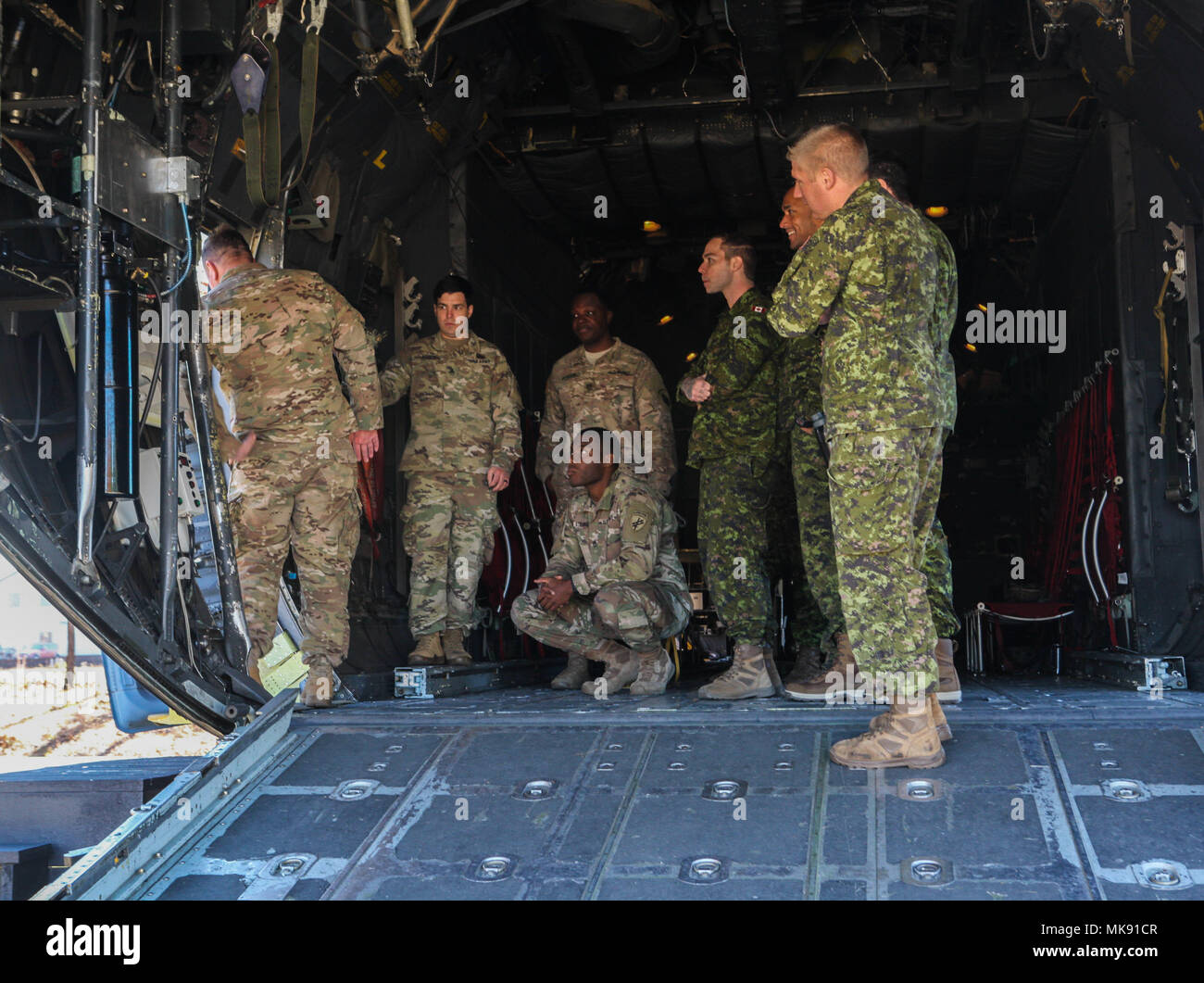 L'Armée américaine armée canadiens Jumpmasters Jumpmasters sur les opérations menées dans le C-130 Hercules de la maquette pour la 20e Conférence annuelle de l'opération de Memorial Randy Toy Drop le Nov 28, 2017 à Fort Bragg, NC. Ces jumpmasters font partie de la 20e Conférence annuelle de Randy Oler Opération Memorial Toy Drop. Cette année, neuf pays participent et qu'ils comprennent ; la Colombie, le Canada, la Lettonie, le Danemark, les Pays-Bas, la Suède, l'Italie, l'Allemagne et la Pologne. Jouet opération Drop, organisé par l'armée américaine des affaires civile &AMP ; commande d'opérations psychologiques (Airborne) et est le plus grand opéra aéroporté combiné Banque D'Images