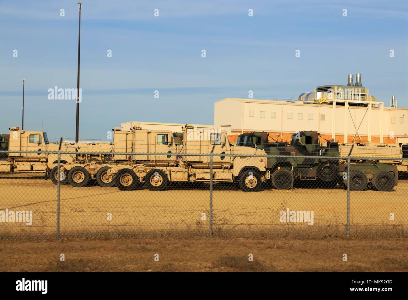 L'équipement militaire est stationné au Fort McCoy attirer et de l'équipement de cour Site Concentration (ECS)-67, partie de la 88e Division d'appui régional, le 27 novembre 2017, à Fort McCoy, Wisconsin le tirage de triage est un concept conçu et créé par le 88ème. C'est un ensemble d'équipements militaires (surtout des véhicules et des générateurs), disponible au Fort McCoy pour l'exercice et l'utilisation de l'unité de formation transitoire. (U.S. Photo de l'Armée de Scott T. Sturkol, Public Affairs Office, Fort McCoy, Wisconsin) Banque D'Images