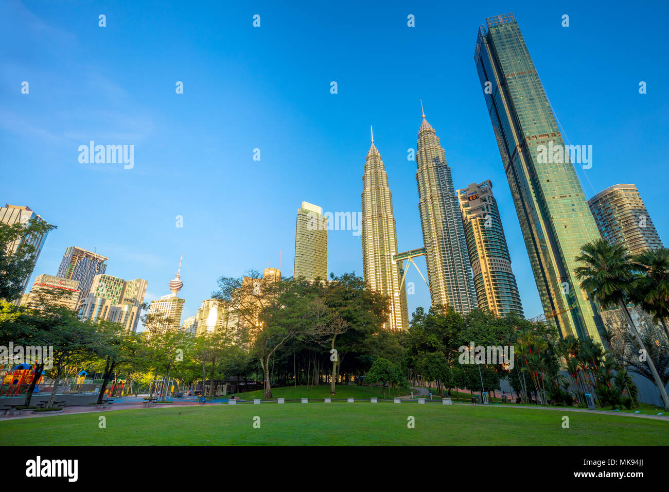 Célèbres Tours Petronas au début de la matinée, Kuala Lumpur, Malaisie, central park KLCC Banque D'Images