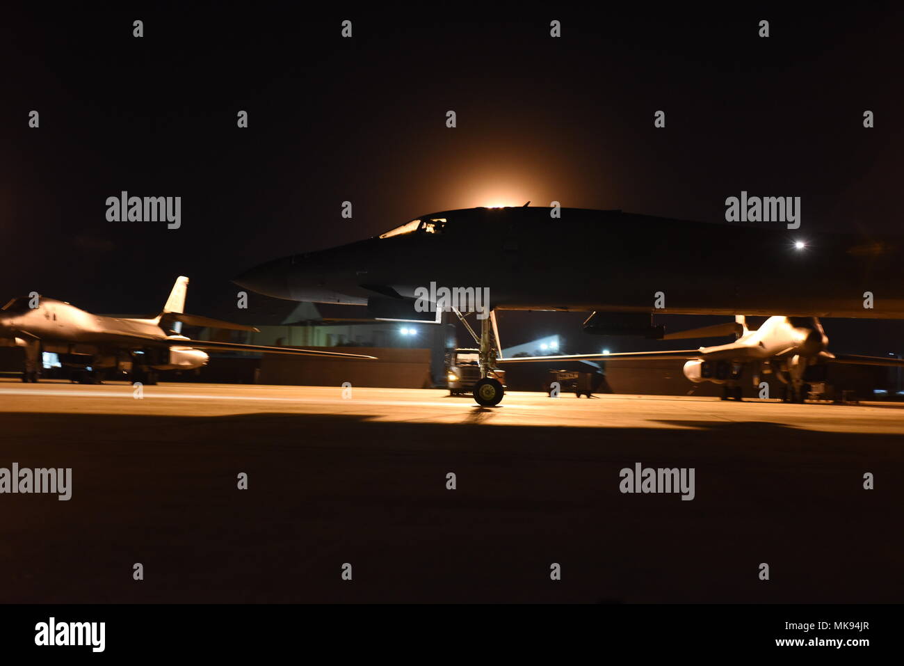 Un U.S. Air Force B-1B Lancer des taxis en bas de la piste pour le décollage au cours de l'effort global Thunder 2018 à Dyess Air Force Base, Texas, le 3 novembre 2017. Thunder mondial annuel est un Commandement stratégique américain (USSTRATCOM) exercice conçu pour fournir des possibilités de formation pour tester et valider de commandement, de contrôle et de procédures opérationnelles. La formation est basée sur un scénario fictif élaboré à conduire l'exécution d'USSTRATCOM composant et capacité des forces canadiennes à l'appui de la zone géographique commandes combattantes, dissuader les adversaires et, si nécessaire, employer les forces comme dirigé par le président des États-Unis. (U. Banque D'Images