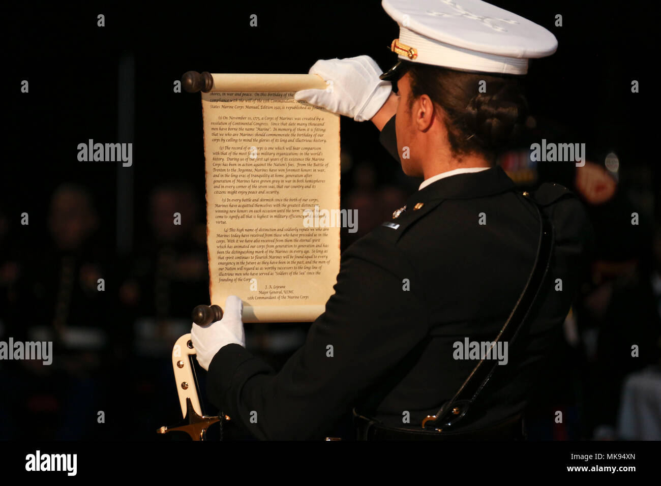 1er lieutenant de la Marine américaine Janay D. Arnold, sous-adjudant du Marine Corps, de l'Installations Marine Corps Base Camp Lejeune, lit le message d'anniversaire MCIEAST au cours de l'anniversaire du Marine Corps Ball cérémonie à l'Goettge Memorial Field House de la MCB Camp Lejeune, en Caroline du Nord, le 17 novembre 2017. Les Marines américains ont commémoré le 242ème anniversaire du Corps des marines en réfléchissant sur ses riches traditions à travers la lecture du général John A. Lejeune et Message d'anniversaire de la coupe du traditionnel gâteau d'anniversaire. (U.S. Marine Corps photo par le s.. Mark E. Morrow Jr.) Banque D'Images