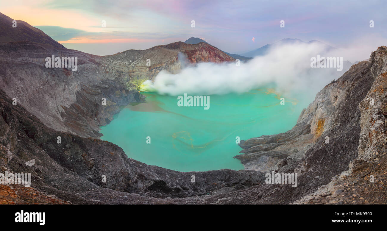 Paysage panoramique de Kawah Ijen au lever du soleil, Java, Indonésie. Grande taille. La plus célèbre attraction touristique en Indonésie. Banque D'Images