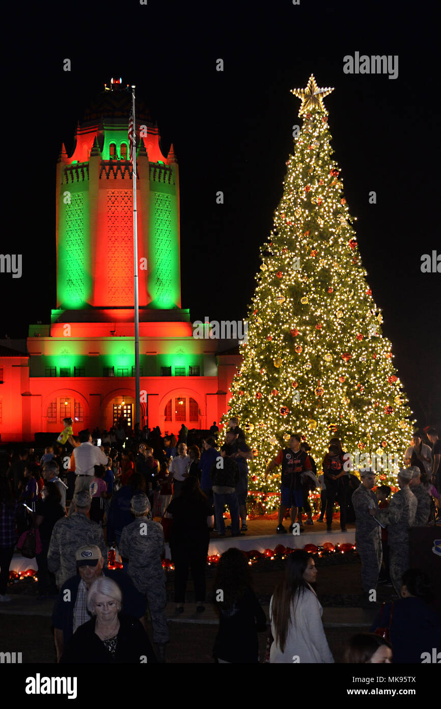 Membres de Joint Base San Antonio se rassemblent au milieu de Washington Circle pour la cérémonie annuelle de l'illumination de l'arbre, JBSA-Randolph, Texas, le 30 novembre 2017. Le cas d'illumination de l'arbre a commencé à 18 heures avec de la musique fournie par le Randolph High School Band et la chorale de l'école élémentaire de Randolph. (U.S. Air Force photo de Tech. Le Sgt. Ave I. Young) Banque D'Images