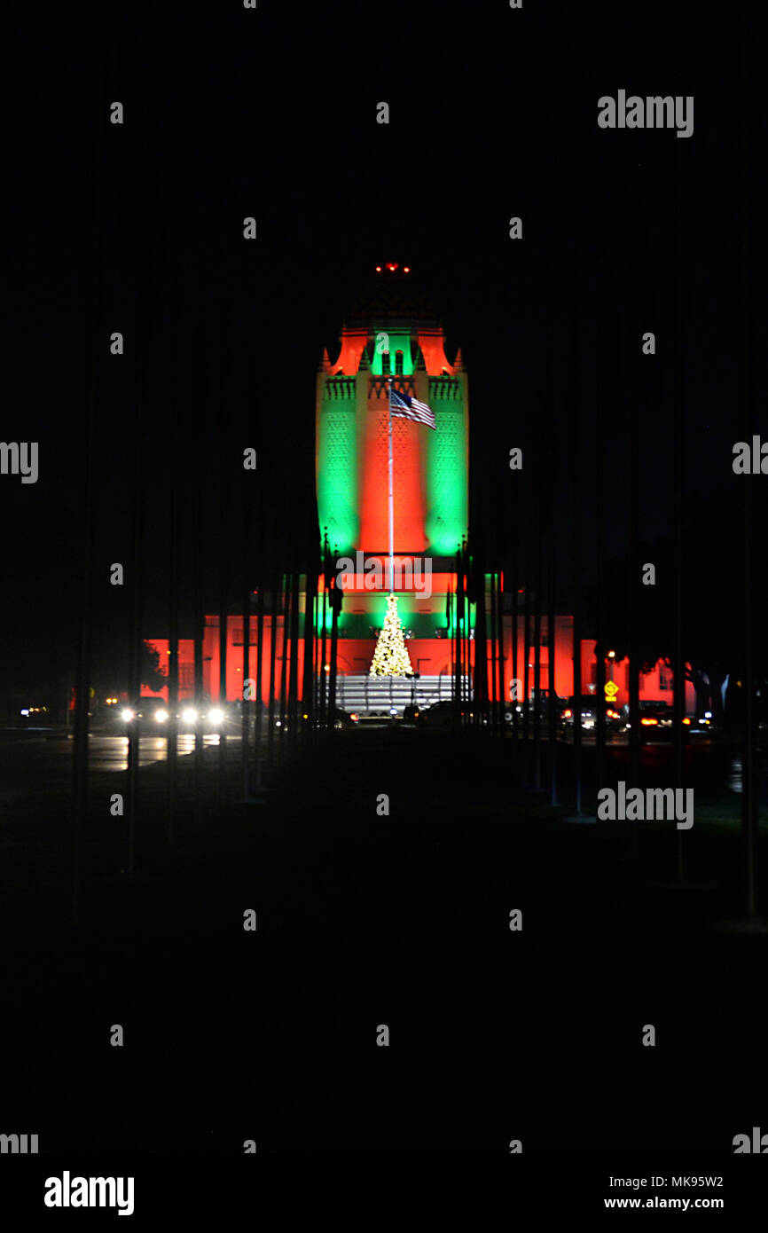 Les voitures roulent vers le bas avec le Taj Entraînement Harmon allumé en vert et rouge avec l'arbre de Noël installé dans le centre de Washington Circle peu après la cérémonie d'illumination de l'arbre, joint Base San Antonio-Randolph, Texas, le 30 novembre 2017. Le cas d'illumination de l'arbre a commencé à 18 heures avec de la musique fournie par le Randolph High School Band et la chorale de l'école élémentaire de Randolph. (U.S. Air Force photo de Tech. Le Sgt. Ave I. Young) Banque D'Images