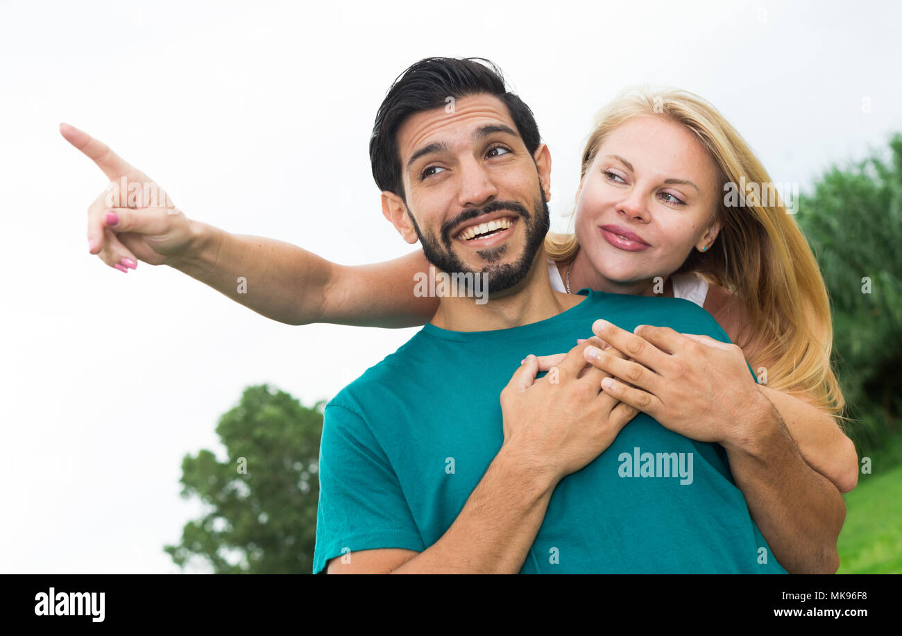 Portrait de couple qui sont la nature de visualisation dans le parc. Banque D'Images