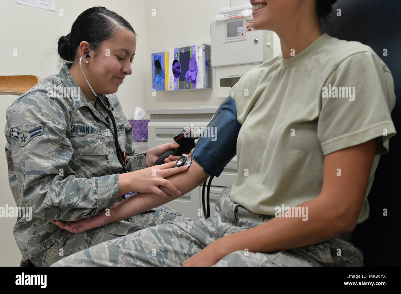 Navigant de première classe Lidya Galvan Reyes, 341e Escadron d'opérations médicales technicien médical, vérifie la pression artérielle d'un aviateur le 27 novembre 2017, à la Malmstrom Air Force Base, au Montana, la santé de la famille à la clinique de Malmstrom offre maintenant des services à l' pour la toux et le rhume avec les principaux symptômes sont l'écoulement nasal, la toux, la congestion des sinus ou de la pression, des maux de gorge et post-nasal, le drainage. (U.S. Air Force photo par un membre de la 1re classe Daniel Brosam) Banque D'Images