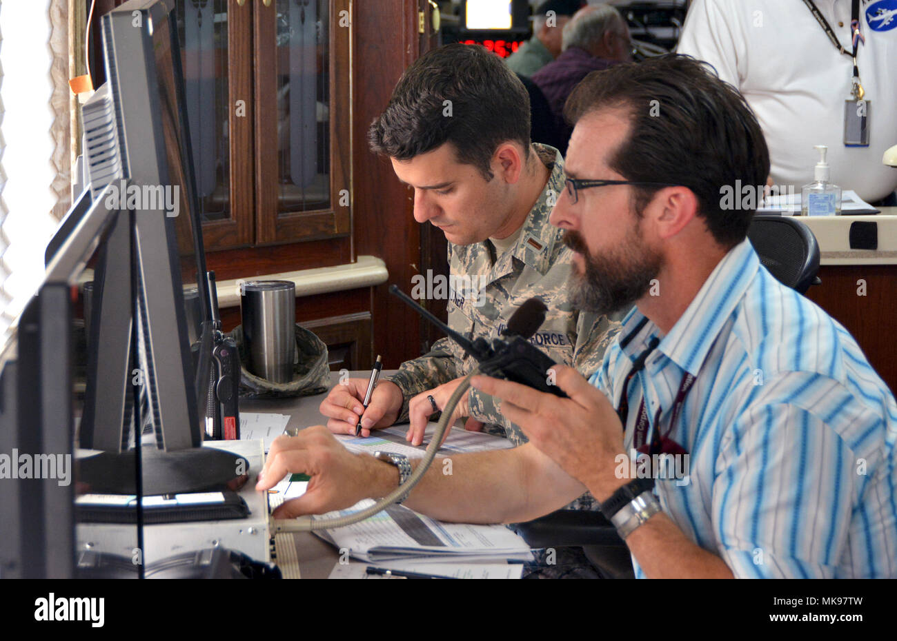 Entrepreneur Brian Abell (droite), 46e Escadron de test test engineer, et 2ème Le Lieutenant Samuel Hiltner (à gauche), 46e Escadron d'essai des systèmes défensifs ingénieur de test, de suivre la trajectoire de vol d'un KC-135R Stratotanker comme elle passe sur une plage d'essai sur la base aérienne d'Eglin, en Floride, le 30 novembre 2017. 507e Escadre de ravitaillement en vol des Forces aériennes citoyen Réserve Tinker AFB, en Oklahoma, a volé le KC-135R sur la gamme d'essai plus de 60 fois pour qu'un laser, simulant l'arrivée d'un missile, pourrait cibler et tester les gros aéronefs Infrared Countermeasures modification system installé sur l'avion. (U.S. Air Force photo/Tech. Sg Banque D'Images