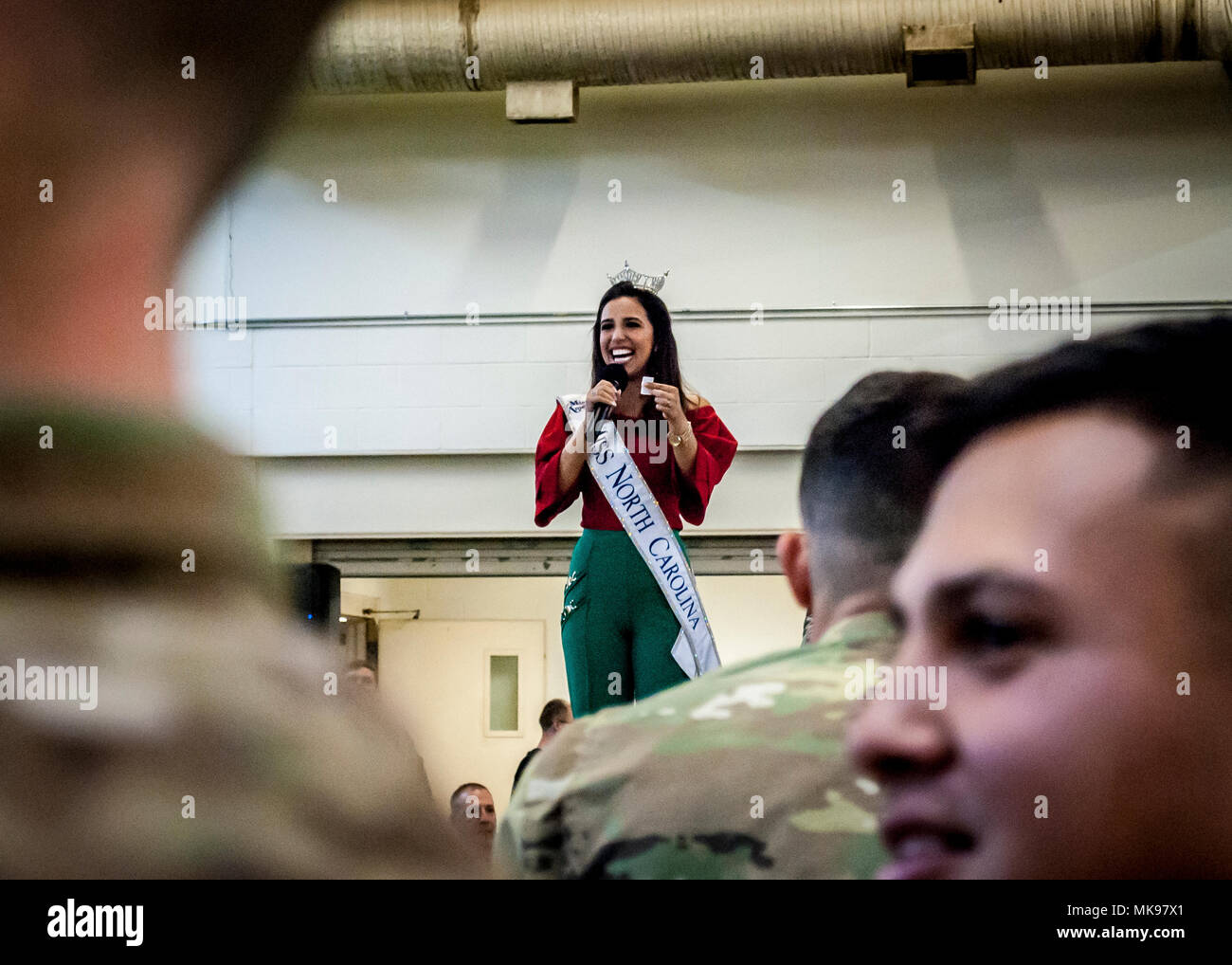 Victoria Huggins, le 2017 Miss Caroline du Nord, lit les numéros de billets de loterie au cours de la partie de la 20e conférence annuelle de Randy Oler Opération Memorial Toy Drop, le 1 décembre 2017. Jouet opération Drop, organisé par l'armée américaine des affaires civile &AMP ; commande d'opérations psychologiques (Airborne) et est la plus grande opération aéroportée combiné effectuées dans le monde entier. L'événement et permet aux soldats la possibilité de s'entraîner sur leurs spécialités professionnelles militaires, maintenir leur préparation à l'aéroporté, et donner en retour à la communauté locale. (U.S. Photo de l'armée par le sergent. Timothy R. Koster) Banque D'Images