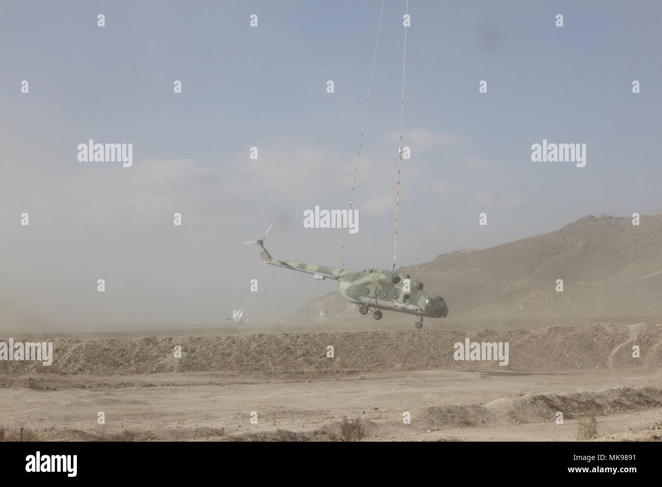 Un hélicoptère Mi-8 hulk est livré à l'Armée nationale afghane de l'École de commandement des opérations spéciales de l'excellence pour l'utiliser comme une aide à la formation au Camp Commando, Kaboul, Afghanistan, le 29 novembre 2017. Le ANASOC SOE est responsable de la formation des commandos 4 000 supplémentaires avant le début du printemps prochain à l'appui de la population afghane 2020 Feuille de route. (U.S. Photo de l'armée par la CPS Jacob Krone) Banque D'Images