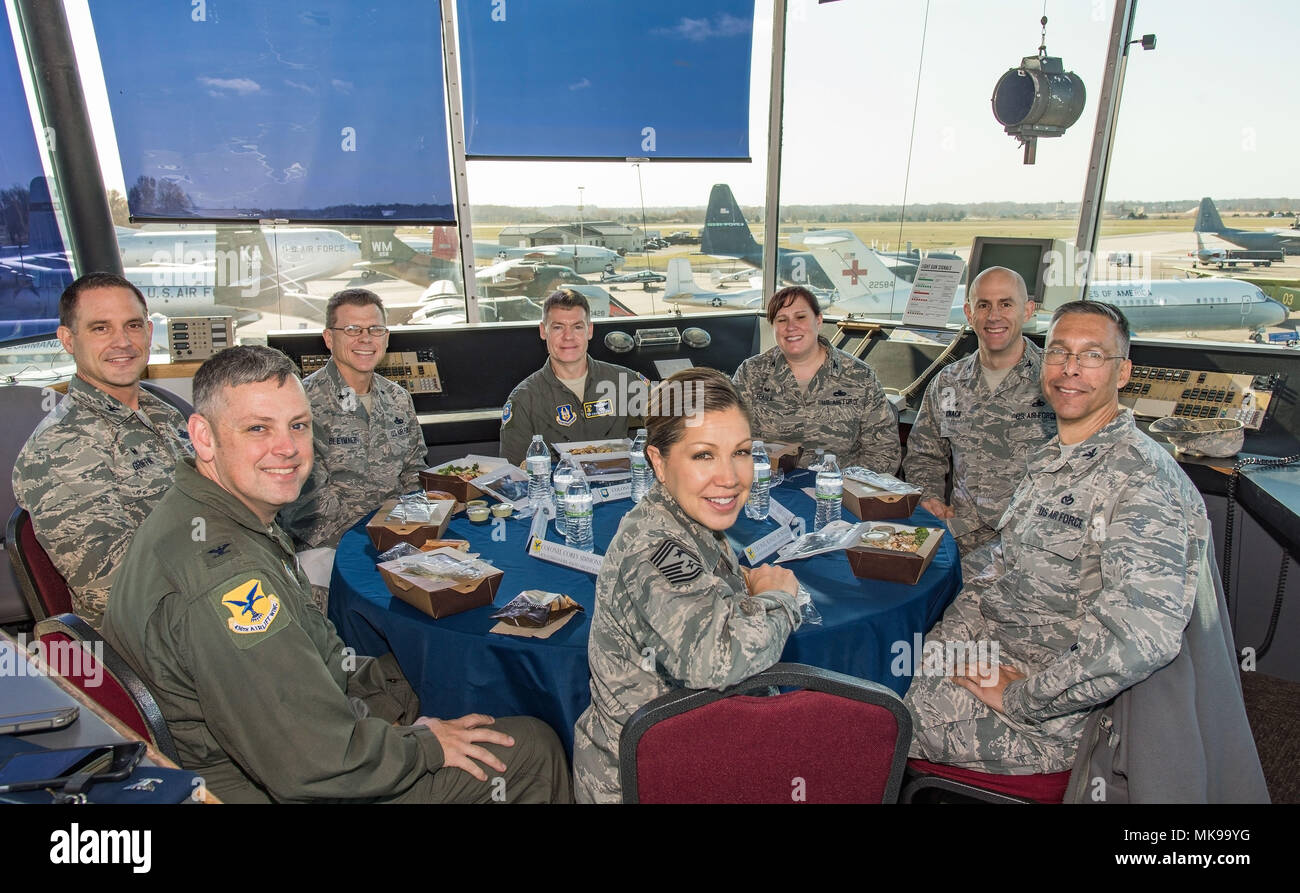 Le brig. Le général Steven Bleymaier, Directeur de la logistique, l'ingénierie et la protection de la Force, de l'Administration centrale, Air Mobility Command Scott Air Force Base, dans l'Illinois, et les hauts dirigeants de la 436e et 512th Airlift ailes, posent pour une photo avant le déjeuner le 30 novembre 2017, sur la base aérienne de Dover, Delaware Bleymaier et les hauts dirigeants avaient le déjeuner dans la cabine de l'ancienne tour de contrôle de Douvres AFB qui est exposée au Musée de l'Air Mobility Command. (U.S. Air Force photo de Roland Balik) Banque D'Images Le brig. Le général Steven Bleymaier, Directeur de la logistique, l'ingénierie et la protection de la Force, de l'Administration centrale, Air Mobility Command Scott Air Force Base, dans l'Illinois, et les hauts dirigeants de la 436e et 512th Airlift ailes, posent pour une photo avant le déjeuner le 30 novembre 2017, sur la base aérienne de Dover, Delaware Bleymaier et les hauts dirigeants avaient le déjeuner dans la cabine de l'ancienne tour de contrôle de Douvres AFB qui est exposée au Musée de l'Air Mobility Command. (U.S. Air Force photo de Roland Balik) Banque D'Images