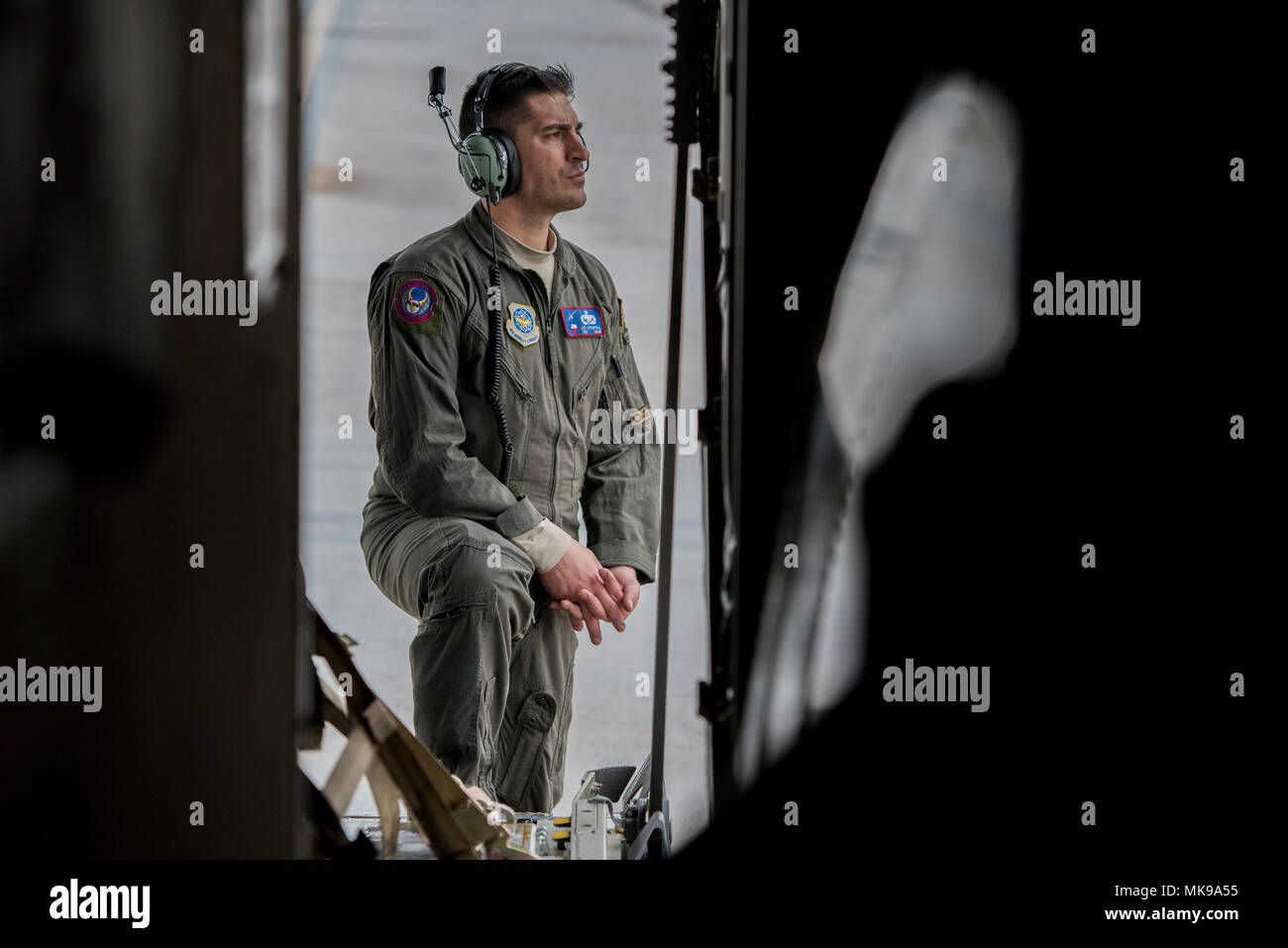 Le Sgt Tech. Joe Colwell, 40e Escadron de transport aérien C-130J Super Hercules flying chef d'équipage, attend de décoller, le 1er décembre 2017, à Kadena Air Base, au Japon. L'avion était piloté par Yokota un équipage de Dyess Air Force Base, Texas, qui a livré les marchandises à la République de Corée en vue de l'exercice conjoint, Ace 18 vigilante. (U.S. Photo de l'Armée de l'air par la Haute Airman Donald Hudson) Banque D'Images