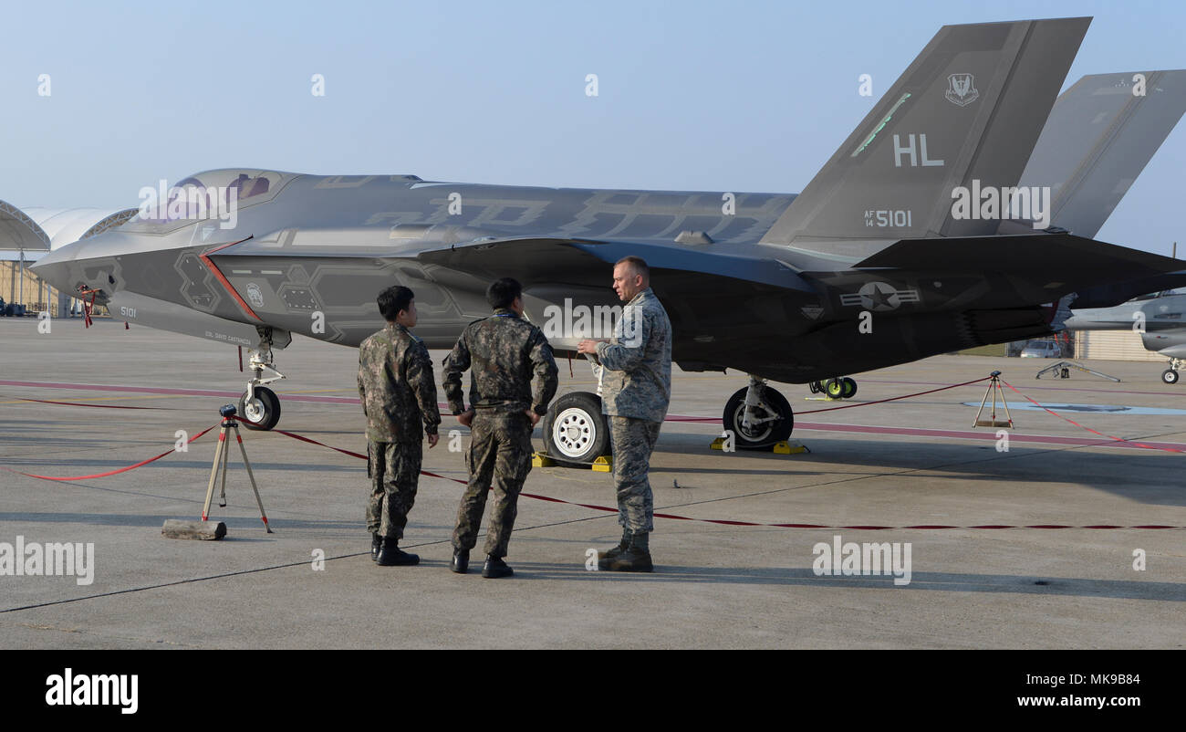 Le sergent-chef de l'US Air Force. Brian Sarafin, attribué à Hill Air Force Base, Utah, parle aux membres de la République de Corée Air Force à Kunsan Air Base, République de Corée, le 28 novembre 2017. Les deux pays ont pris part à la vigilance, un ACE 18 à l'échelle de la péninsule coréenne exercice semestriel. (U.S. Photo de l'Armée de l'air par la Haute Airman Colby L. Hardin) Banque D'Images