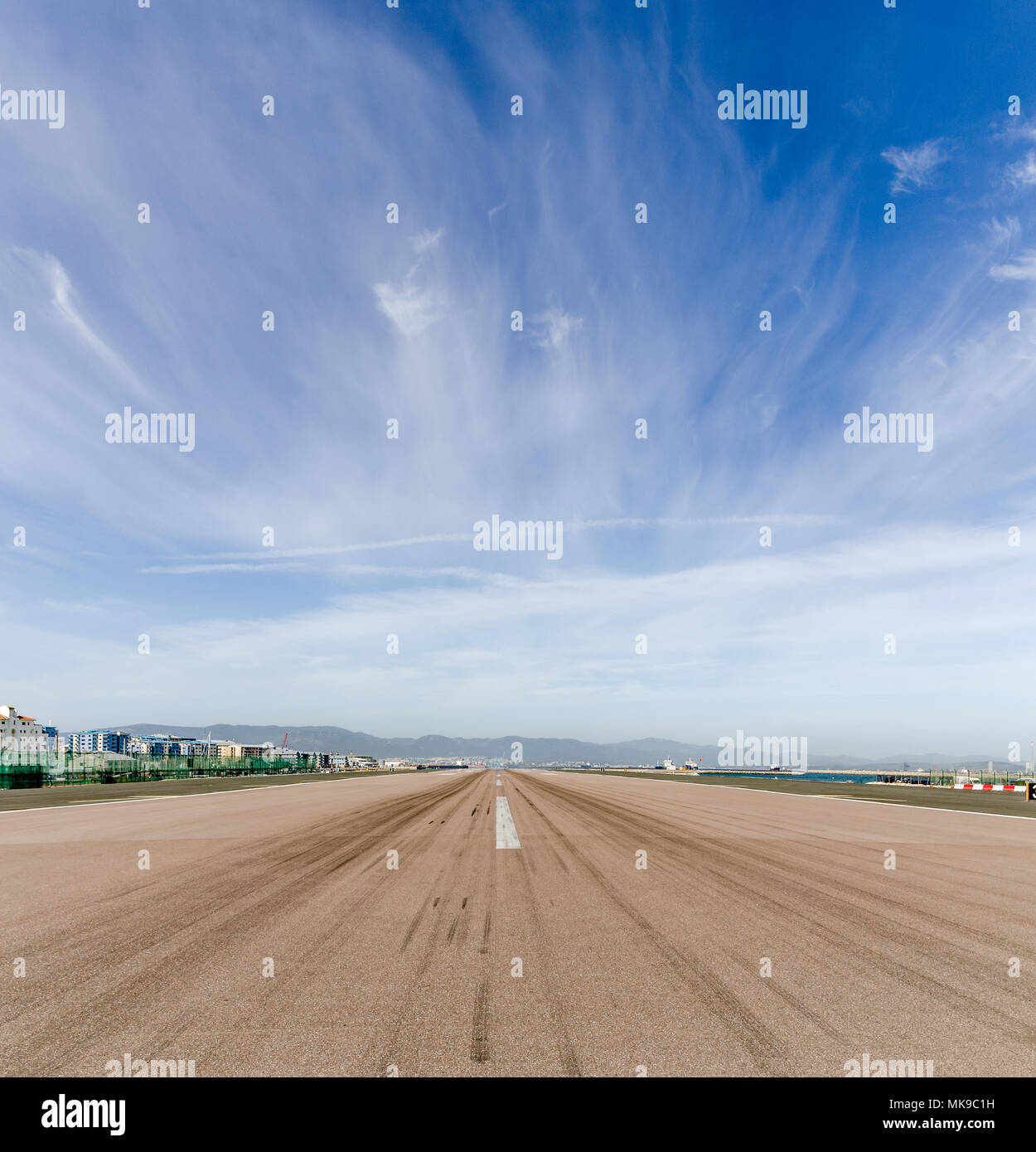 À l'ouest de la piste 27 vers le bas à l'aéroport de Gibraltar - prêt au décollage Banque D'Images