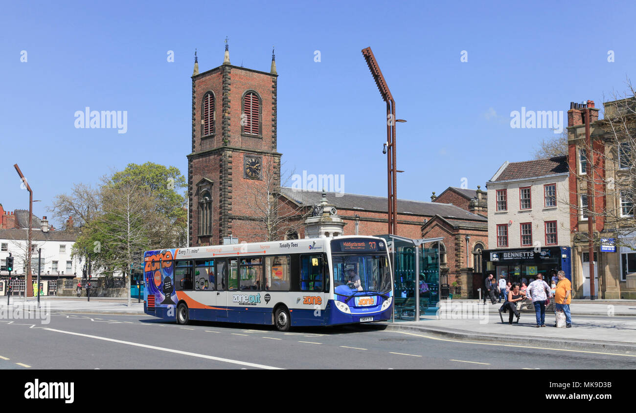 La rue principale de Stockton on Tees,Angleterre,UK, un jour ensoleillé, y compris l'église paroissiale St.Thomas Banque D'Images