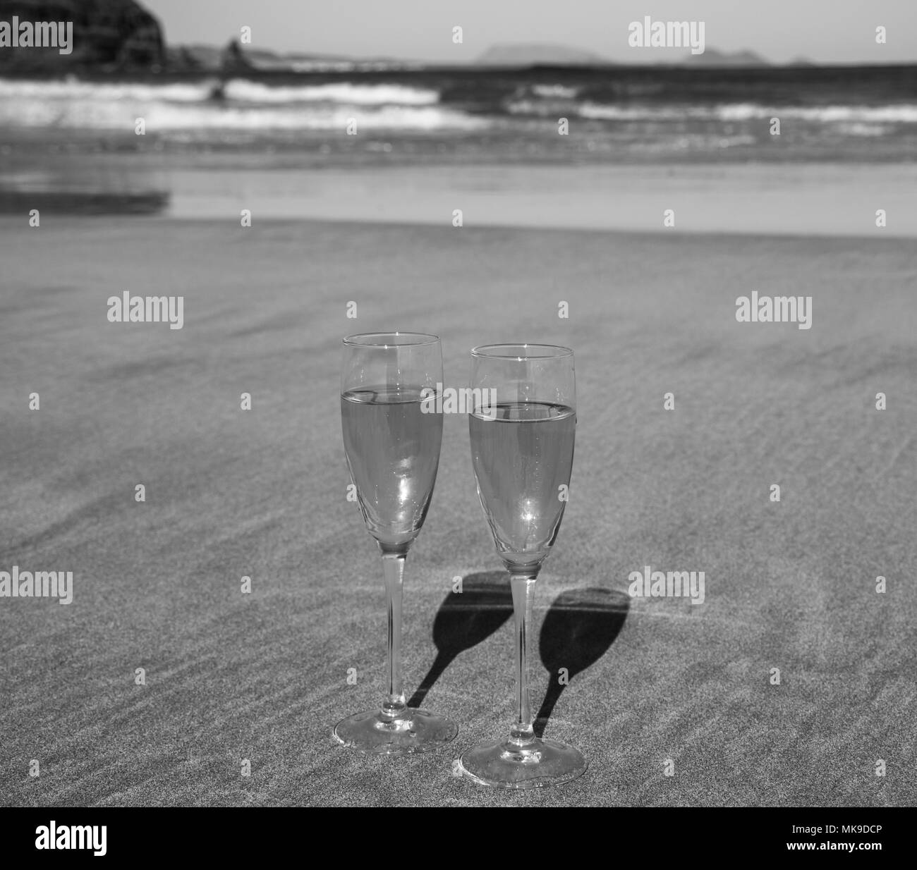 Deux verres de champagne ou blanc froid cava mousseux servi sur la plage tropicale de sable blanc, complexe de luxe avec vue sur mer, vacances romantiques Banque D'Images