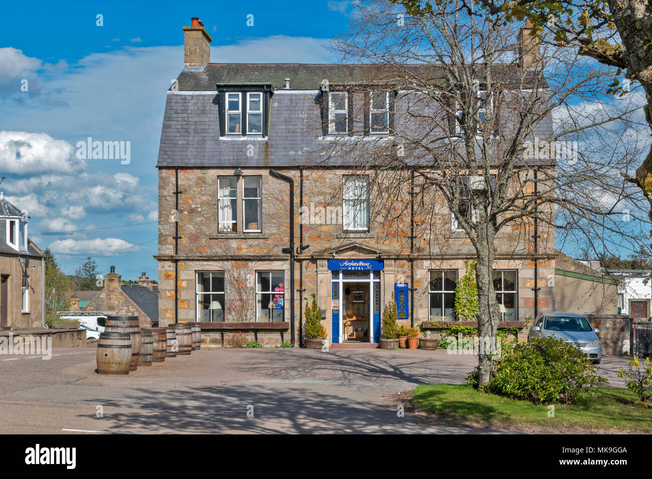 Mandeville MORAY ECOSSE LE CENTRE DU VILLAGE AU DÉBUT DU PRINTEMPS ET L'HÔTEL AVEC DES BARILS DE WHISKY SUR LE PARVIS Banque D'Images