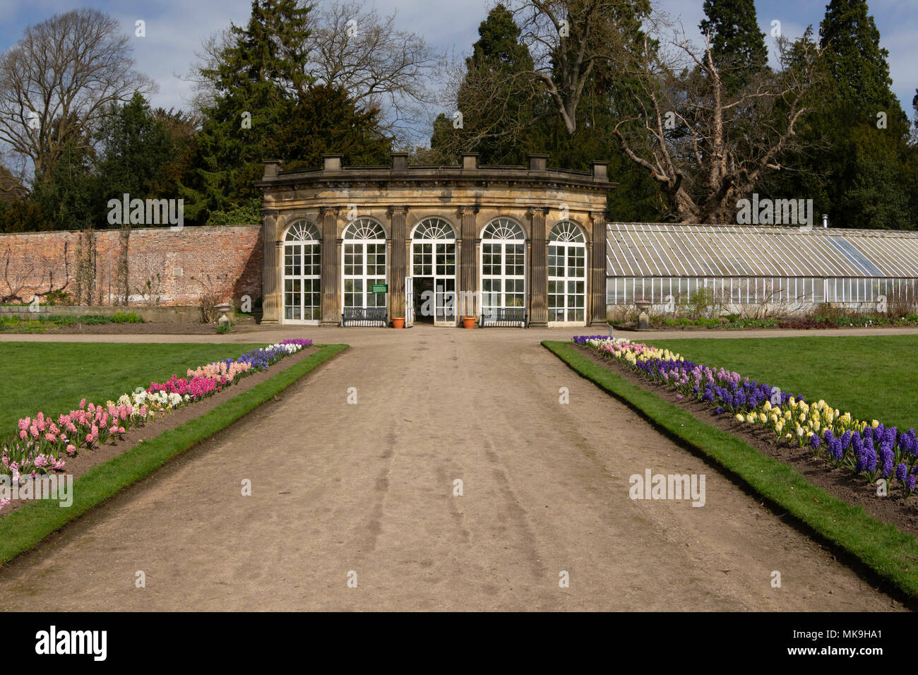 Jardins clos et maison tropicale au château de Ripley, Harrogate, North Yorkshire, Angleterre, Royaume-Uni. Banque D'Images
