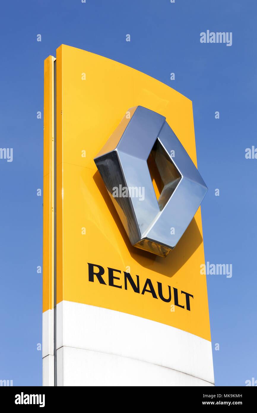 Tilst, Danemark - 2 Avril, 2018 : Logo Renault sur un panneau. Renault est un constructeur automobile français produisant des voitures, camionnettes, autobus et camions Banque D'Images