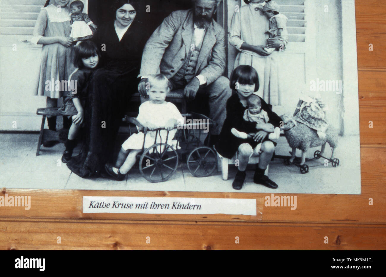 Historisches Foto mit im Firmengründerin Käthe Kruse Käthe Kruse Puppenmuseum à Donauwörth, Deutschland 2005. Photgraphs vintage avec le fondateur de l'entreprise Musée Kaethe Kruse Kaethe Kruse au musée de poupées et jouets à Donauwoerth, Allemagne 2005. Banque D'Images