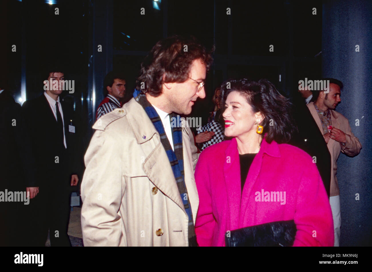 Hannelore Elsner mit Ehemann bei der Eröffnung des Kino Cinedom à Köln, Deutschland 1991. L'actrice Hannelore Elsner avec mari lors de l'ouverture de gala au centre cinéma Cinedom Cologne, Allemagne 1991. Banque D'Images