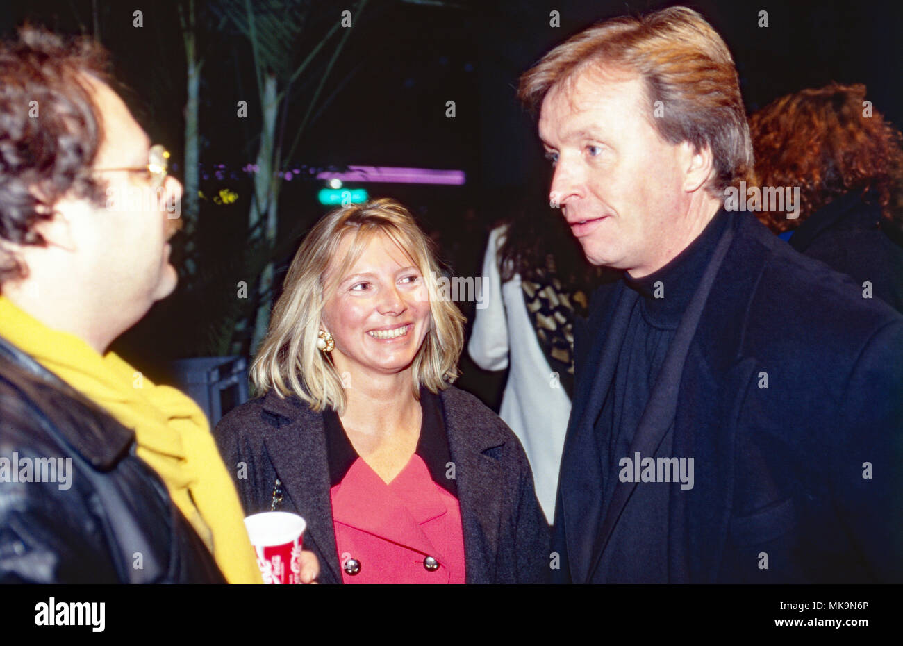 Modérateur Werner Schulze Erdel bei der Eröffnung des Kino Cinedom à Köln, Deutschland 1991. Présentatrice TV Werner Schulze Erdel au gala d'ouverture du centre cinéma Cinedom à Cologne, Allemagne 1991. Banque D'Images