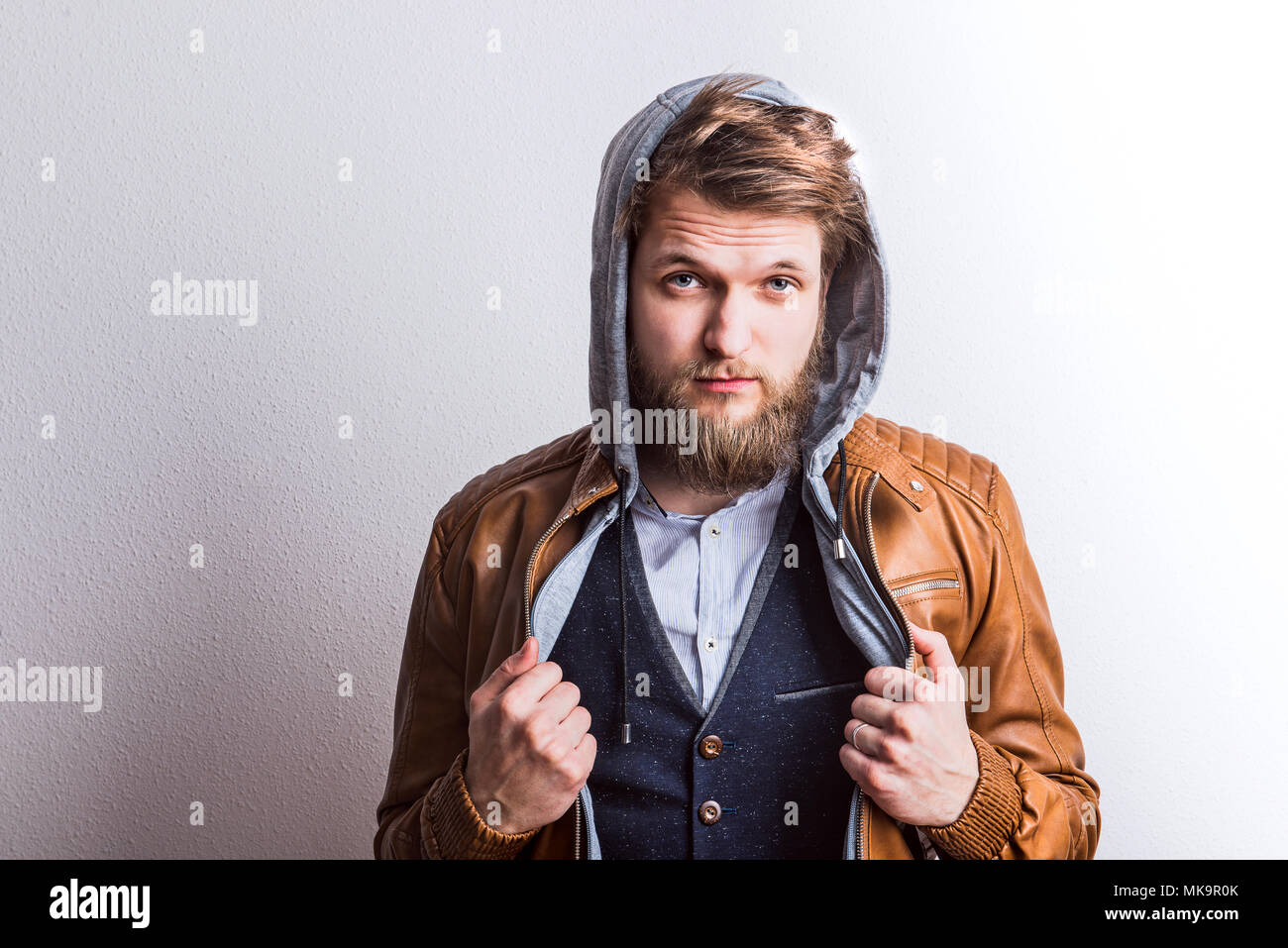Portrait d'un jeune homme hipster en studio. Copier l'espace. Banque D'Images