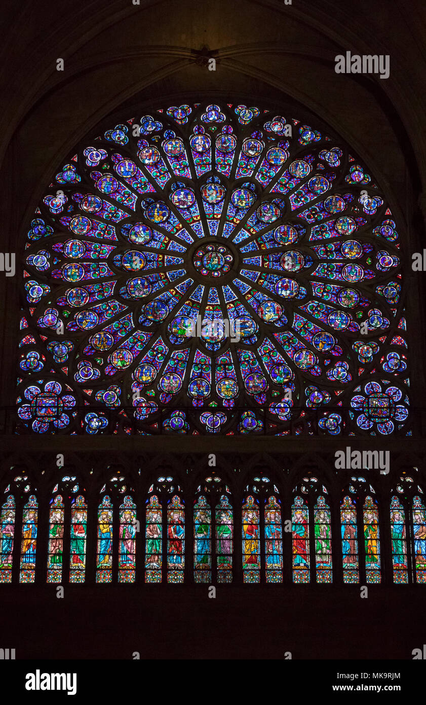Rosace de vitraux du transept nord, la cathédrale de Notre-Dame de Paris , France Banque D'Images