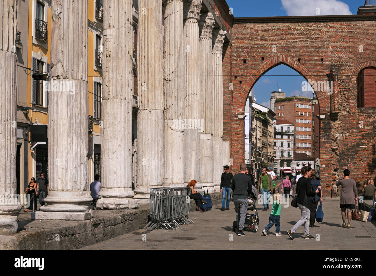 Colonne di San Lorenzo colonnes Corso di Porta Ticinese street, Milan Photo  Stock - Alamy