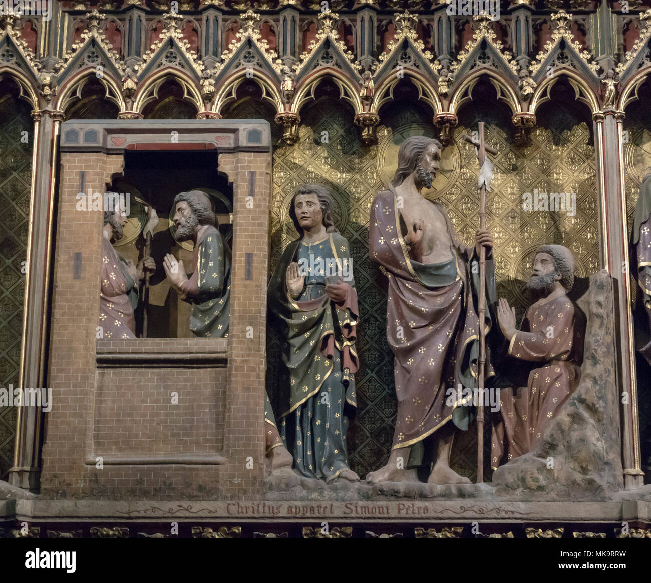 Sculpture gothique du Christ ressuscité apparaissant aux Apôtres Pierre et Jean, la cathédrale de Notre-Dame de Paris , France Banque D'Images